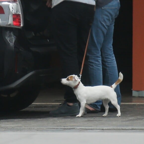 Exclusif - Nabilla Benattia arrive à la gare de Bordeaux avec son compagnon Thomas Vergara et leur chien Pita pour se rendre à la séance de dédicace de son livre "Trop Vite", le 26 juin 2016.