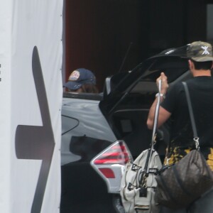 Exclusif - Nabilla Benattia arrive à l'aéroport de Mérignac avec son compagnon Thomas Vergara et leur chien Pita après avoir dédicacé son livre "Trop Vite", le 26 juin 2016. Elle porte une casquette avec l'inscription "Prison"!