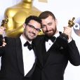Jimmy Napes et Sam Smith avec leur Oscar pour le thème de James Bond, "Writing's on the Wall", à la 88e cérémonie des Oscars à Los Angeles, le 28 février 2016.