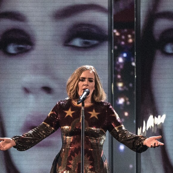 Adele sur la scène de l'O2 Arena lors de la cérémonie des BRIT Awards 2016 à Londres, le 24 février 2016.