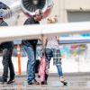 Gwen Stefani et son compagnon Blake Shelton s'embrassent sur le tarmac d'un aéroport à Los Angeles le 21 juin 2016.