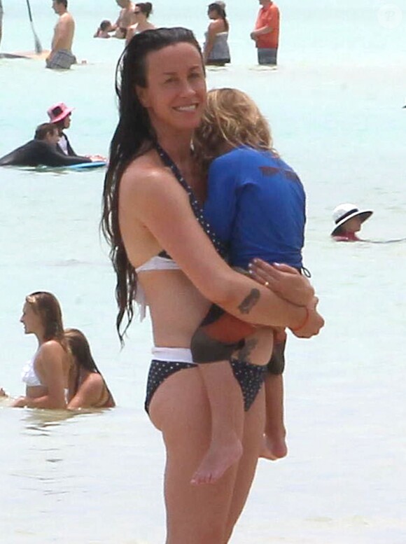 Alanis Morissette, son mari Mario Treadway et leur fils Ever profitent de la plage à Maui. Le 3 mai 2014