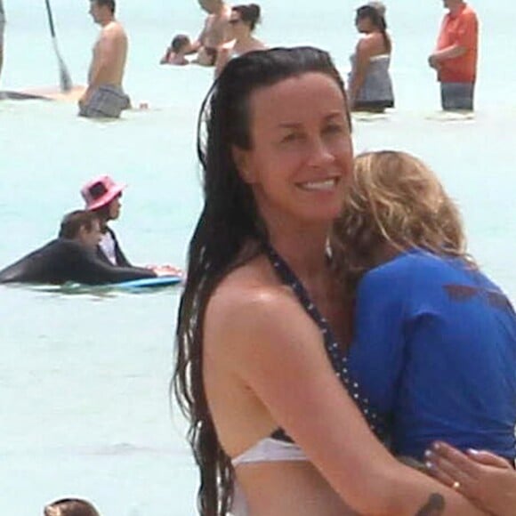 Alanis Morissette, son mari Mario Treadway et leur fils Ever profitent de la plage à Maui. Le 3 mai 2014