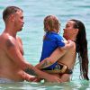 Alanis Morissette, son mari Mario Treadway et leur fils Ever profitent de la plage à Maui. Le 3 mai 2014
