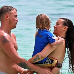 Alanis Morissette, son mari Mario Treadway et leur fils Ever profitent de la plage à Maui. Le 3 mai 2014