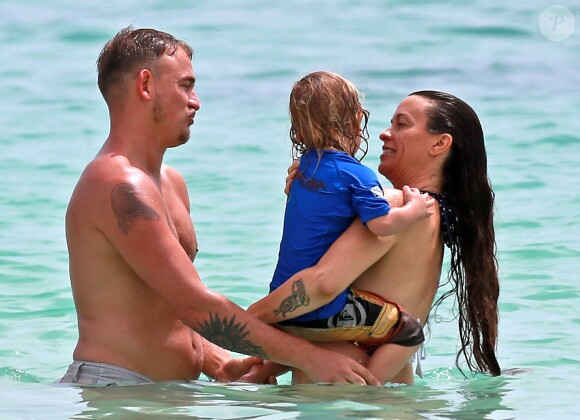 Alanis Morissette, son mari Mario Treadway et leur fils Ever profitent de la plage à Maui. Le 3 mai 2014