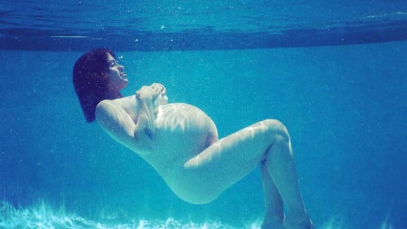 Alanis Morissette enceinte : Entièrement nue, elle plonge dans le grand bain
