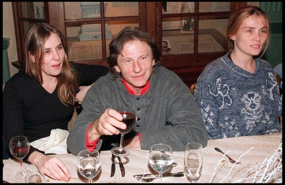 Roman Polanski entouré d'Emmanuelle Seigner et Mathilde Seigner - Disneyland Paris en 1998