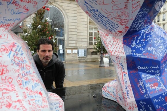 Exclusif - Richard Orlinski - En créant un Kong revisité en Bleu Blanc Rouge pour Risposte.paris destiné à être vendu aux enchères au profit du fond d'aides aux familles des victimes, l'artiste contemporain Richard Orlinski se mobilise après les attentats survenus le 13 novembre à Paris. L'oeuvre parcourera tout Paris afin que chacun puisse laisser un mot. Le 11 janvier 2016, la statue était placé sur le parvis de la mairie du XIème à Paris. © Marc Ausset Lacroix / Bestimage  Exclusive - For Germany Call For Price - No Web No Blog For Switzerland and Belgium - The sculpture, a Kong in Bleu Blanc Rouge of French artist Richard Orlinski dedicated for the victims of Paris terror attacks. Here in front of the City Hall of the XIst district in Paris on january 11, 2016. This sculpture will be auctioned to benefit victims.11/01/2016 - Pars