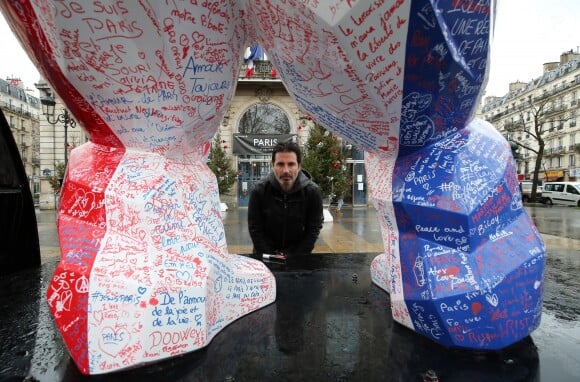 Exclusif - Richard Orlinski - En créant un Kong revisité en Bleu Blanc Rouge pour Risposte.paris destiné à être vendu aux enchères au profit du fond d'aides aux familles des victimes, l'artiste contemporain Richard Orlinski se mobilise après les attentats survenus le 13 novembre à Paris. L'oeuvre parcourera tout Paris afin que chacun puisse laisser un mot. Le 11 janvier 2016, la statue était placé sur le parvis de la mairie du XIème à Paris. © Marc Ausset Lacroix / Bestimage  Exclusive - For Germany Call For Price - No Web No Blog For Switzerland and Belgium - The sculpture, a Kong in Bleu Blanc Rouge of French artist Richard Orlinski dedicated for the victims of Paris terror attacks. Here in front of the City Hall of the XIst district in Paris on january 11, 2016. This sculpture will be auctioned to benefit victims.11/01/2016 - Pars
