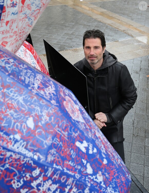 Exclusif - Richard Orlinski - En créant un Kong revisité en Bleu Blanc Rouge pour Risposte.paris destiné à être vendu aux enchères au profit du fond d'aides aux familles des victimes, l'artiste contemporain Richard Orlinski se mobilise après les attentats survenus le 13 novembre à Paris. L'oeuvre parcourera tout Paris afin que chacun puisse laisser un mot. Le 11 janvier 2016, la statue était placé sur le parvis de la mairie du XIème à Paris. © Marc Ausset Lacroix / Bestimage  Exclusive - For Germany Call For Price - No Web No Blog For Switzerland and Belgium - The sculpture, a Kong in Bleu Blanc Rouge of French artist Richard Orlinski dedicated for the victims of Paris terror attacks. Here in front of the City Hall of the XIst district in Paris on january 11, 2016. This sculpture will be auctioned to benefit victims.11/01/2016 - Pars