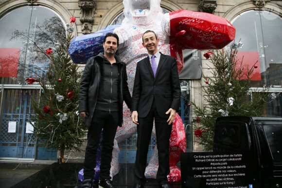 Exclusif - Richard Orlinski et François Vauglin (maire du XIème arrondissement) - En créant un Kong revisité en Bleu Blanc Rouge pour Risposte.paris destiné à être vendu aux enchères au profit du fond d'aides aux familles des victimes, l'artiste contemporain Richard Orlinski se mobilise après les attentats survenus le 13 novembre à Paris. L'oeuvre parcourera tout Paris afin que chacun puisse laisser un mot. Le 11 janvier 2016, la statue était placé sur le parvis de la mairie du XIème à Paris. © Marc Ausset Lacroix / Bestimage  Exclusive - For Germany Call For Price - No Web No Blog For Switzerland and Belgium - The sculpture, a Kong in Bleu Blanc Rouge of French artist Richard Orlinski dedicated for the victims of Paris terror attacks. Here in front of the City Hall of the XIst district in Paris on january 11, 2016. This sculpture will be auctioned to benefit victims.11/01/2016 - Pars