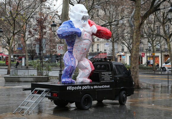 Exclusif - En créant un Kong revisité en Bleu Blanc Rouge pour Risposte.paris destiné à être vendu aux enchères au profit du fond d'aides aux familles des victimes, l'artiste contemporain Richard Orlinski se mobilise après les attentats survenus le 13 novembre à Paris. L'oeuvre parcourera tout Paris afin que chacun puisse laisser un mot. Le 11 janvier 2016, la statue était placé sur le parvis de la mairie du XIème à Paris. © Marc Ausset Lacroix / Bestimage Exclusive - For Germany Call For Price - No Web No Blog For Switzerland and Belgium - The sculpture, a Kong in Bleu Blanc Rouge of French artist Richard Orlinski dedicated for the victims of Paris terror attacks. Here in front of the City Hall of the XIst district in Paris on january 11, 2016. This sculpture will be auctioned to benefit victims.11/01/2016 - Pars