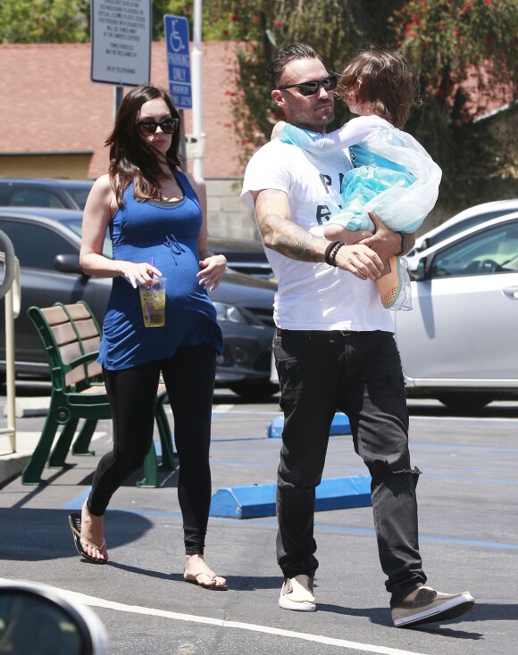 Megan Fox enceinte et Brian Austin Green sont allés déjeuner avec leurs enfants Noah et Bodhi à Studio City, le 1er juillet 2016