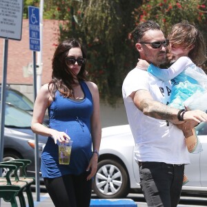 Megan Fox enceinte et son mari Brian Austin Green sont allés déjeuner avec leurs enfants Noah et Bodhi à Studio City, le 1er juillet 2016