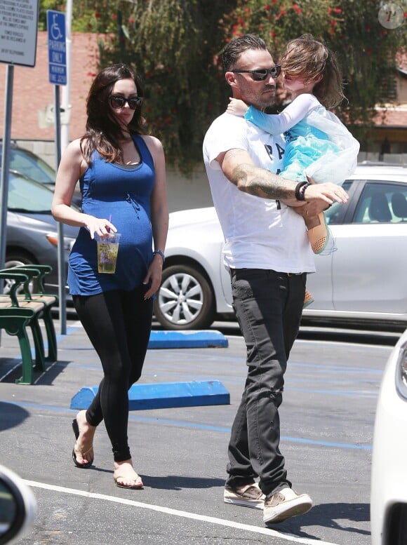 Megan Fox enceinte et son mari Brian Austin Green sont allés déjeuner avec leurs enfants Noah et Bodhi à Studio City, le 1er juillet 2016
