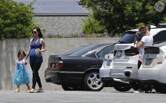 Megan Fox enceinte et son mari Brian Austin Green sont allés déjeuner avec leurs enfants Noah et Bodhi à Studio City, le 1er juillet 2016