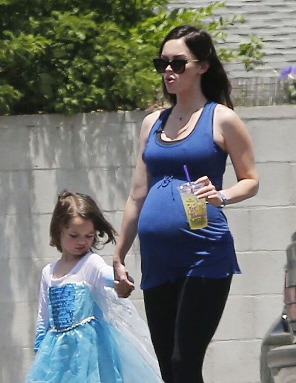 L'actrice Megan Fox enceinte et son mari Brian Austin Green sont allés déjeuner avec leurs enfants Noah et Bodhi à Studio City, le 1er juillet 2016