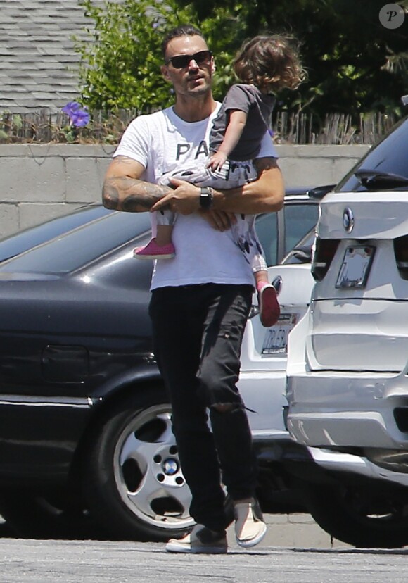 Megan Fox enceinte et son mari Brian Austin Green sont allés déjeuner avec leurs enfants Noah et Bodhi à Studio City, le 1er juillet 2016