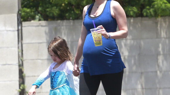 Megan Fox enceinte : De sortie avec son fils habillé en Reine des Neiges !