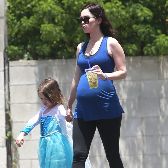 Megan Fox enceinte et son mari Brian Austin Green sont allés déjeuner avec leurs enfants Noah et Bodhi à Studio City, le 1er juillet 2016