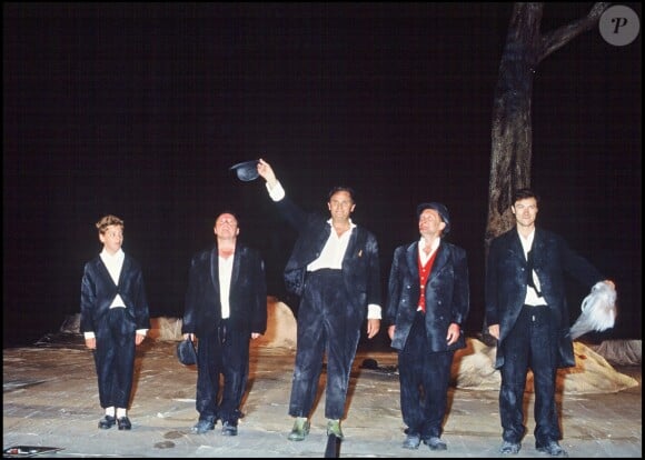 Roger Hanin et Roger Dumas jouant dans la pièce En attendant Godot sur la scène du Festival du théâtre d'Anjou en 1988