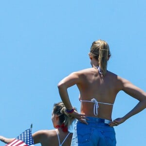 Gigi Hadid et Karlie Kloss à la fête du 4 juillet organisé par Taylor Swift à Westerly, Rhode Island, le 4 juillet 2016.