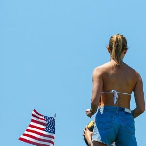 Gigi Hadid et Karlie Kloss à la fête du 4 juillet organisé par Taylor Swift à Westerly, Rhode Island, le 4 juillet 2016.