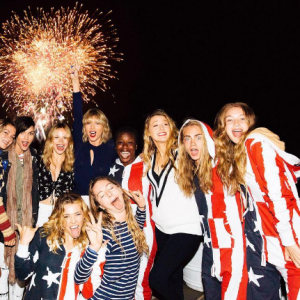 Taylor Swift et ses nombreuses copines parmi lesquelles Ruby Rose, Blake Lively ou encore Cara Delevingne et Uzo Aduba célèbrent la fête de l'indépendance américaine, le 4 juillet 2016