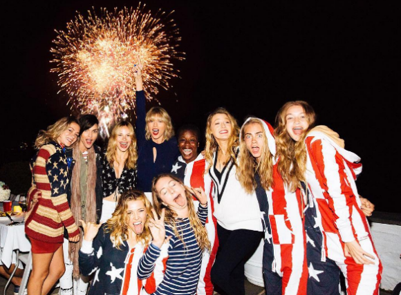 Taylor Swift et ses nombreuses copines parmi lesquelles Ruby Rose, Blake Lively ou encore Cara Delevingne et Uzo Aduba célèbrent la fête de l'indépendance américaine, le 4 juillet 2016