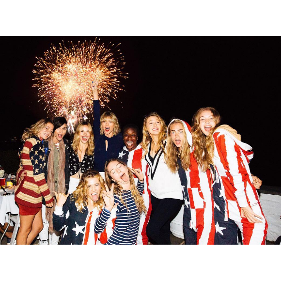 Taylor Swift et ses nombreuses copines parmi lesquelles Ruby Rose, Blake Lively ou encore Cara Delevingne et Uzo Aduba célèbrent la fête de l'indépendance américaine, le 4 juillet 2016