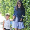 Exclusif - Selma Blair se promène avec son fils Arthur le jour de ses 44 ans alors qu'elle avait fait une crise de nerf quelques jours plus tôt dans un avion. Los Angeles, le 23 juin 2016.