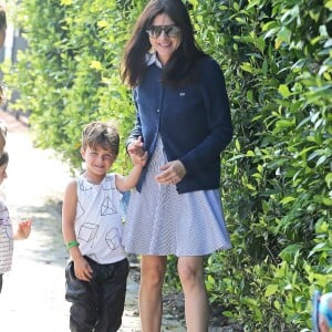 Exclusif - Selma Blair se promène avec son fils Arthur le jour de ses 44 ans alors qu'elle avait fait une crise de nerf quelques jours plus tôt dans un avion. Los Angeles, le 23 juin 2016.