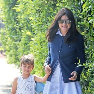 Exclusif - Selma Blair se promène avec son fils Arthur le jour de ses 44 ans alors qu'elle avait fait une crise de nerf quelques jours plus tôt dans un avion. Los Angeles, le 23 juin 2016.