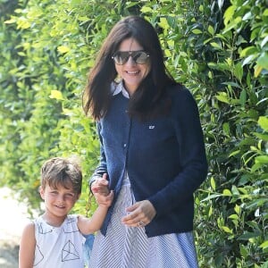 Exclusif - Selma Blair, radieuse, se promène avec son fils Arthur, quelques après avoir fait une crise de nerf dans un avion. Los Angeles, le 23 juin 2016.