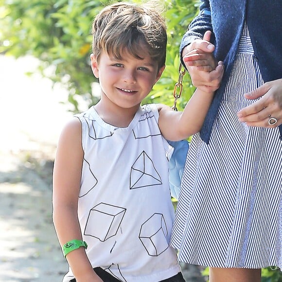 Exclusif - Selma Blair se promène avec son fils Arthur à Los Angeles, le 23 juin 2016.