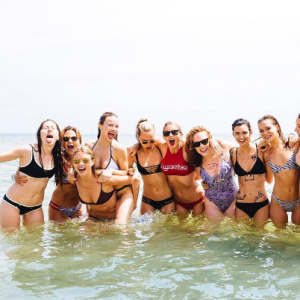 Taylor Swift fête l'Indépendance Américaine avec ses amies parmi lesquelles l'actrice Blake Livelt (enceinte), les mannequins Gigi Hadid, Karlie Kloss, Cara Delevingne ou encore Ruby Rose et sa nouvelle chérie. Photo publiée sur Instagram, le 5 juillet 2016.