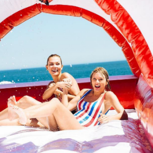 Taylor Swift fête l'Indépendance Américaine avec ses amis, notamment le mannequin Karlie Kloss. Photo publiée sur Instagram, le 5 juillet 2016.