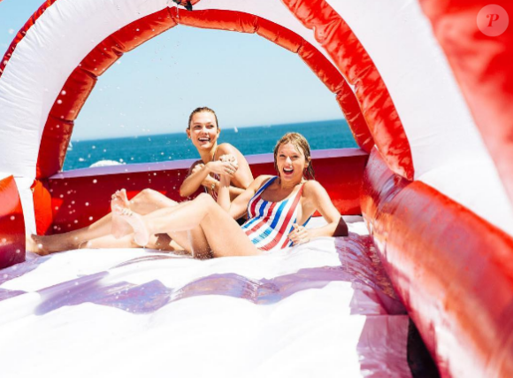 Taylor Swift fête l'Indépendance Américaine avec ses amis, notamment le mannequin Karlie Kloss. Photo publiée sur Instagram, le 5 juillet 2016.