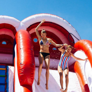 Taylor Swift fête l'Indépendance Américaine avec sa copine Karlie Kloss. Photo publiée sur Instagram, le 5 juillet 2016.