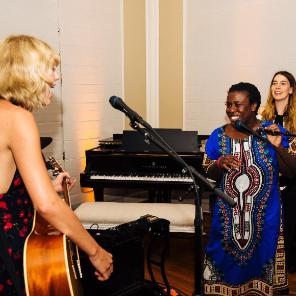 Taylor Swift en concert lors d'une soirée chez elle. Photo publiée sur Instagram, le 5 juillet 2016.