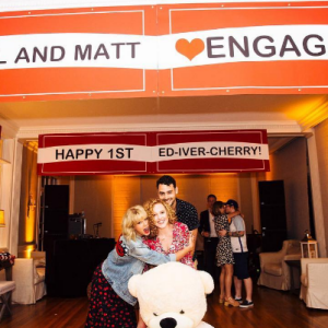 Taylor Swift et ses amis lors d'une soirée organisée chez elle. On peut voir Ed Sheeran embrasser sa copine au second plan. Photo publiée sur Instagram le 5 juillet 2016.