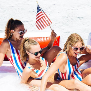 Cara Delevingne et Gigi Hadid fêtent l'Indépendance Américaine chez Taylor Swift. Photo publiée sur Instagram, le 5 juillet 2016