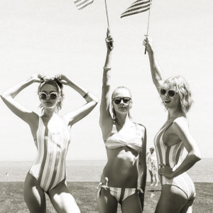 Taylor Swift fête l'Indépendance Américaine avec ses amies Gigi Hadid et Cara Delevingne. Photo publiée sur Instagram, le 5 juillet 2016.