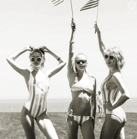 Taylor Swift fête l'Indépendance Américaine avec ses amies Gigi Hadid et Cara Delevingne. Photo publiée sur Instagram, le 5 juillet 2016.