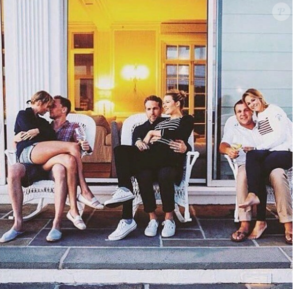 Taylor Swift et Tom Hiddleston ainsi que Blake Lively et son mari Ryan Reynolds prennent la pose avec Britany LaManna et son mari, au domicile de Taylor Swift. Photo publiée sur Instagram, le 5 juillet 2016
