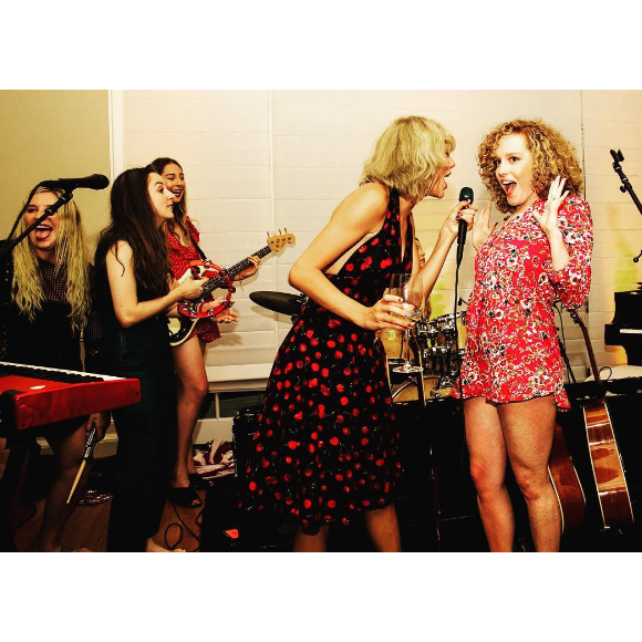 Abigail Anderson et sa meilleure amie de Taylor Swift fêtent l'Indépendance Américaine au domicile de la popstar. Photo publiée sur Instagram, le 5 juillet 2016