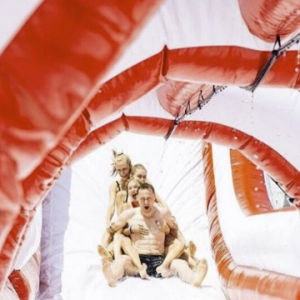 Taylor Swift et Tom Hiddleston font du toboggan aquatique lors de la fête de l'Indépendance Américaine. Photo publiée sur Instagram au début du mois de juillet 2016