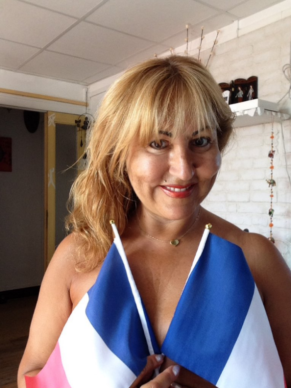 Marie-Paule de "L'amour est dans le pré 2014" pote dénudée pour soutenir les Bleus lors de la coupe d'Europe de football. Juin 2016.