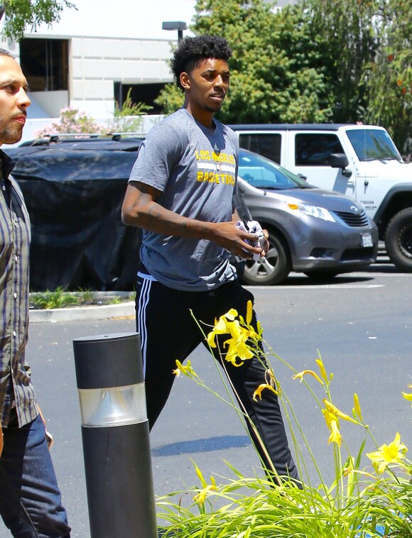 Le basketteur des Lakers Nick Young arrive à la sports academy de Thousand Oaks le 29 juin 2016.